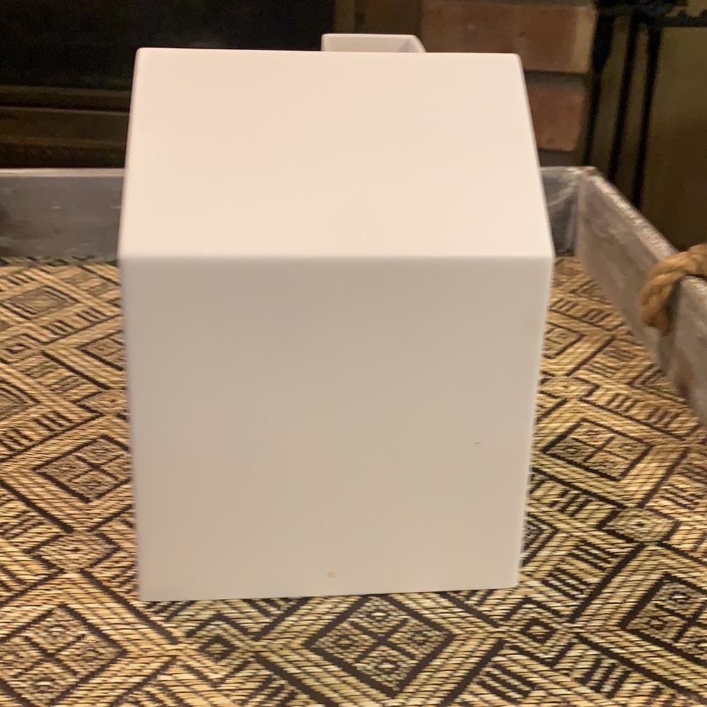 💥 $5 if bundled UMBRA House Tissue Box Cover Casa Home silhouette NWT - Picture 4 of 9